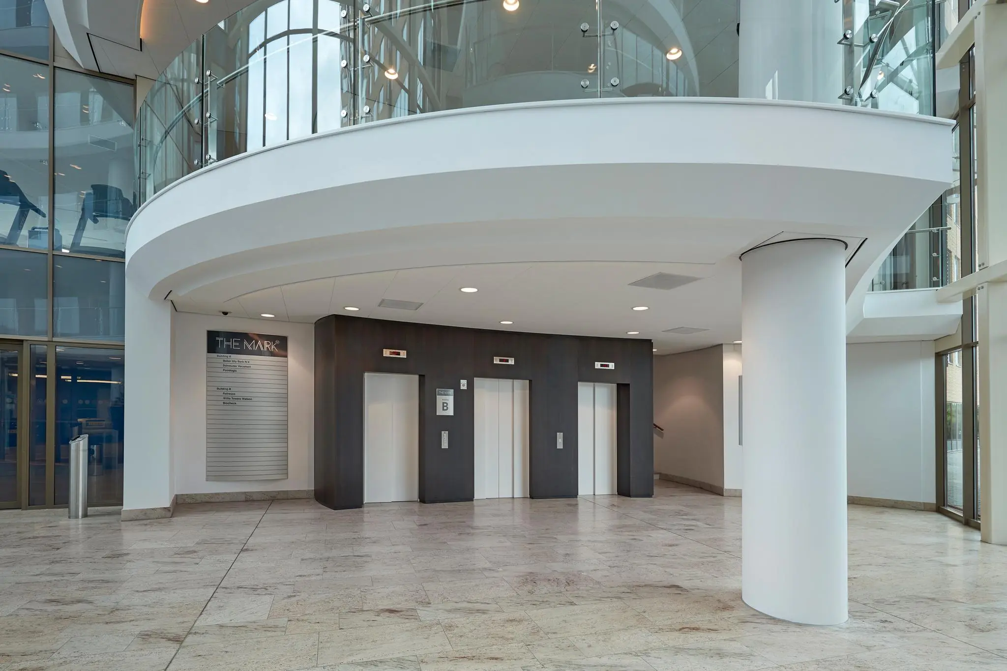 Moderne entreehal met drie liften in kantoorgebouw The Mark aan de Fascinatio Boulevard.